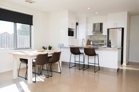 Endsleigh II - Cosy 2 Bedroom Villa, Free Wifi, Near CBD - Melbourne Tourism 0