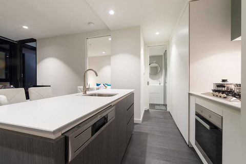 EQ Tower Luxury 2 Bedroom Skyline CBD Apartment - Melbourne Tourism 3
