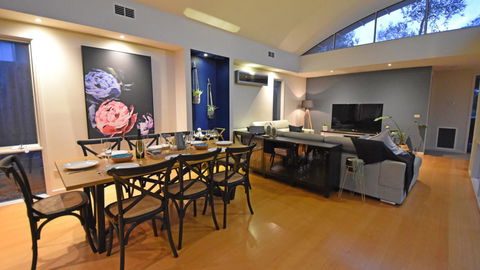FLORENCE HOUSE Sundrenched Luxury With Pool & Deck - Melbourne Tourism 3