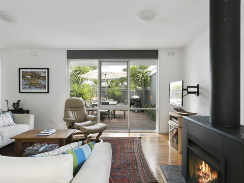 Front Beach Shack - Renovated House In A Quiet Location - Melbourne Tourism 3
