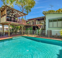 Gecko's Rest - Rainbow Shores Executive Beach House Pet Friendly Pool Wi-fi - Melbourne Tourism
