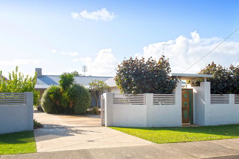 GIFFORD HOUSE - Melbourne Tourism 1