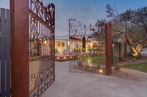 Grand Capella Villa 1 - Melbourne Tourism 0