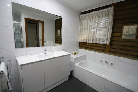 Halls Gap Log Cabins - Melbourne Tourism 2
