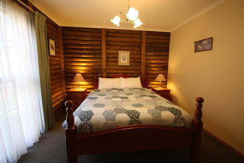 Halls Gap Log Cabins - Melbourne Tourism 3