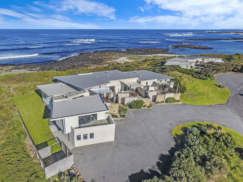 HEARN'S BEACHSIDE VILLA 1 - Melbourne Tourism 0