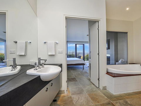HEARN'S BEACHSIDE VILLA 4 - Melbourne Tourism 1