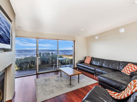 HEARN'S BEACHSIDE VILLA 8 - Melbourne Tourism 3
