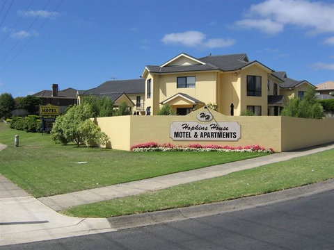 Hopkins House Motel & Apartments - Melbourne Tourism 0