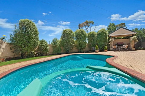 Hopkins House Motel & Apartments - Melbourne Tourism 1