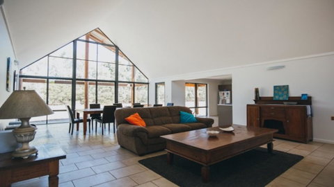 Kangaroo Retreat - Melbourne Tourism 0