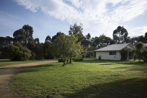 Karinya Cottage - Pet Friendly Country Retreat - Melbourne Tourism 2