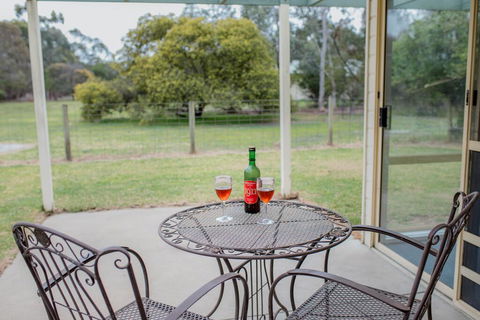 Karinya Cottage - Pet Friendly Country Retreat - Melbourne Tourism 0