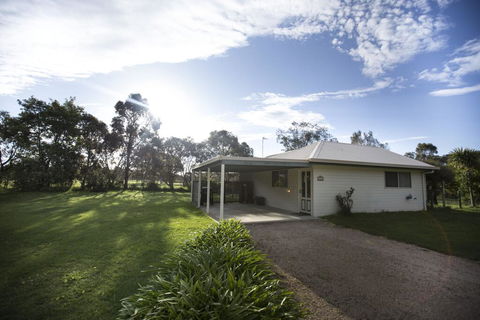 Karinya Cottage - Pet Friendly Country Retreat - Melbourne Tourism 1