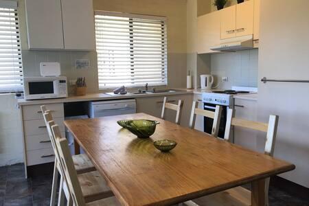 Kirwan 4, 4 Bedroom - Melbourne Tourism 2