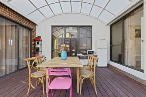KOZYGURU Belrose Modern Designer 2 Bed + FREE Parking - Melbourne Tourism 0