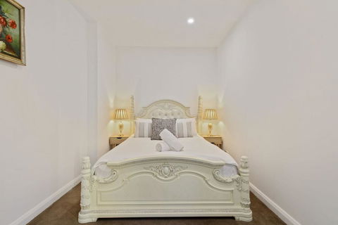 KOZYGURU Belrose Modern Designer 2 Bed + FREE Parking - Melbourne Tourism 2