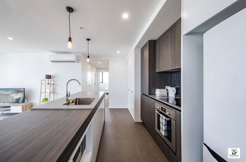 KOZYGURU BROADBEACH AMAZING VIEW 2 BED APT + FREE PARKING WALK TO BEACH QBR004 - Melbourne Tourism 3