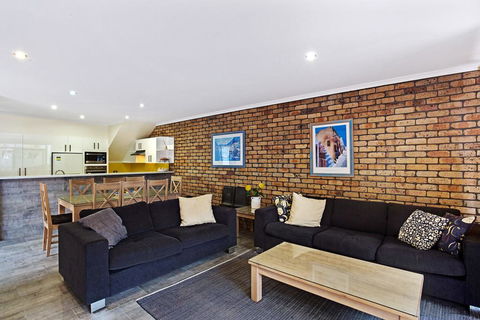 Kurrawa Close, Unit 2, 14 - Melbourne Tourism 1