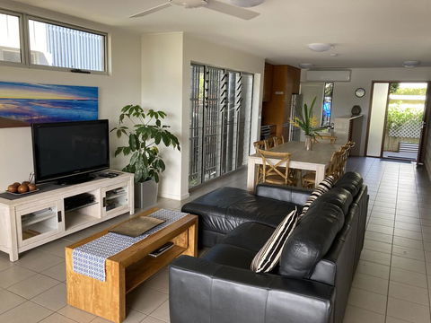 Lagoon-Front Luxury At Twin Waters Resort - Melbourne Tourism 3