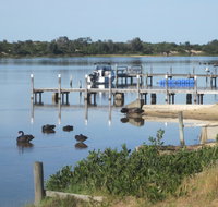 Lakes Waterfront Motel and Cottages with King Beds - Melbourne Tourism