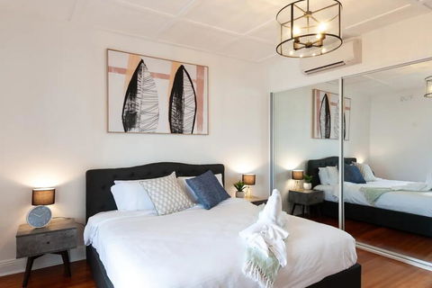 Luxurious Heritage Home With Harbour Bridge Views - Melbourne Tourism 3