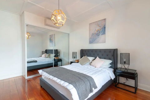 Luxurious Historic Home With Harbour Bridge Views - Melbourne Tourism 3