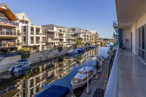 Luxurious Mandurah Marina Apartment - Melbourne Tourism 0