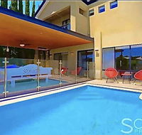 LUXURY VILLA W POOL  SPAS - Melbourne Tourism