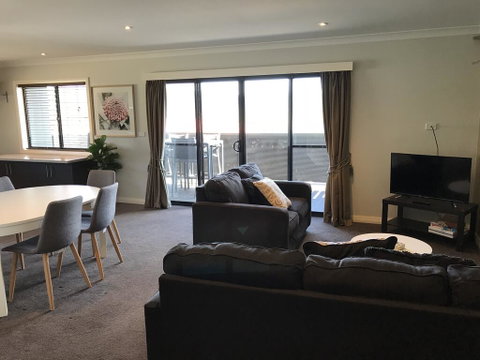 Maison Noir 1 - Melbourne Tourism 0
