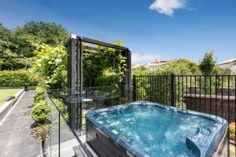 Mills Beach Retreat Luxury Family Retreat With Hydrotherapy Spa, Opposite Beach, Walk To Village - Melbourne Tourism 3