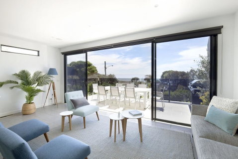 Mills Beach Retreat Luxury Family Retreat With Hydrotherapy Spa, Opposite Beach, Walk To Village - Melbourne Tourism 0