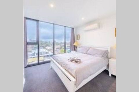 Modern Luxury 3 Bedroom Apartment With Sea Views - Melbourne Tourism 0