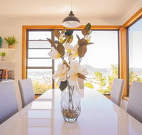 Moonah House-10 mins to CBD  MONA 4BR 2 BATH great view park 3 cars sleep 11 king bed en-suite - Melbourne Tourism