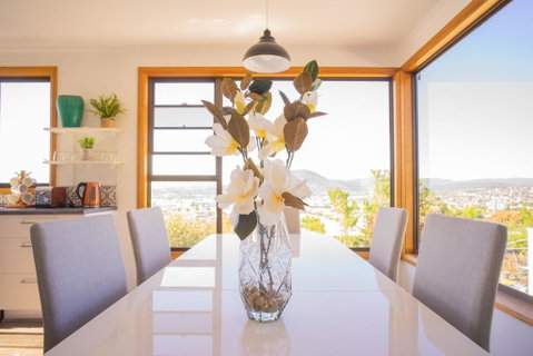 Moonah House-10 Mins To CBD & MONA, 4BR, 2 BATH, Great View, Park 3 Cars, Sleep 11, King Bed, En-suite - Melbourne Tourism 0