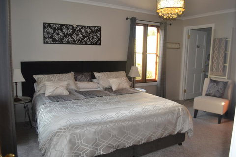 Mulberry Cottage Unique B&B Accommodation - Melbourne Tourism 0