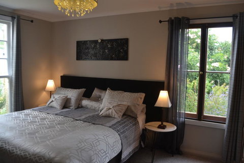 Mulberry Cottage Unique B&B Accommodation - Melbourne Tourism 1