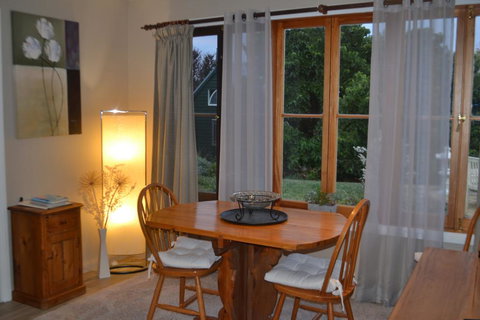 Mulberry Cottage Unique B&B Accommodation - Melbourne Tourism 3