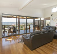 Ned Kelly's Retreat - Sophisticated style with modern convenience and magical outlook - Melbourne Tourism