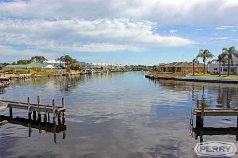Waterside Canal Dreams - Melbourne Tourism 2