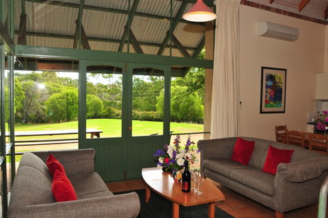 Waterfall Cottages - Melbourne Tourism 13