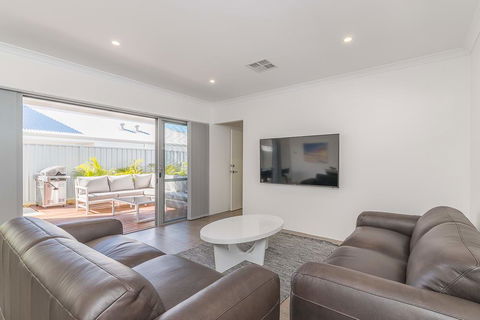 Karrinyup Waters Luxury House Rental - Melbourne Tourism 9