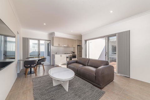 Karrinyup Waters Luxury House Rental - Melbourne Tourism 3