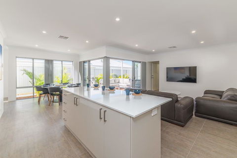 Karrinyup Waters Luxury House Rental - Melbourne Tourism 13