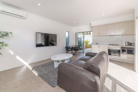 Karrinyup Waters Luxury House Rental - Melbourne Tourism 4