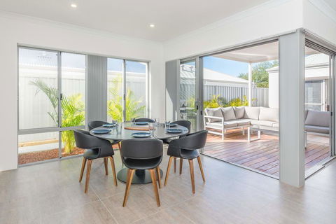 Karrinyup Waters Luxury House Rental - Melbourne Tourism 0
