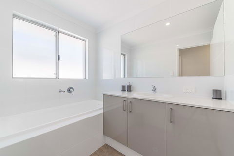Karrinyup Waters Luxury House Rental - Melbourne Tourism 6