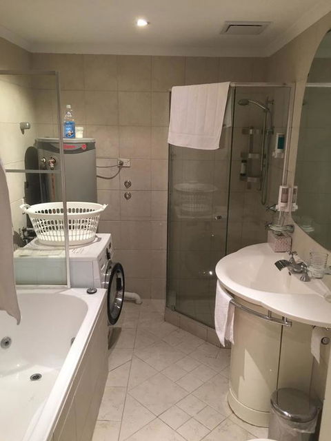 Colin St Apartment - Melbourne Tourism 8