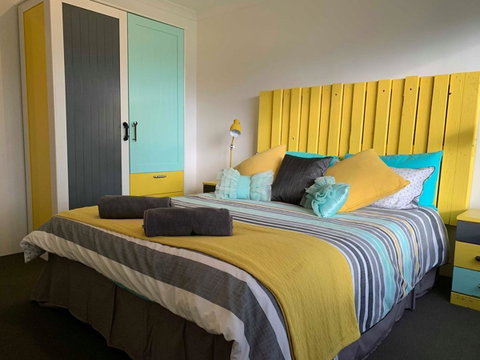 Stylish Colourfull Getaway - Melbourne Tourism 6