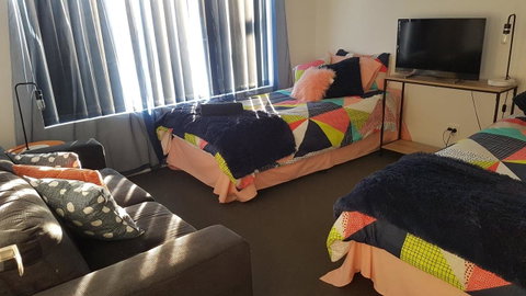 Stylish Colourfull Getaway - Melbourne Tourism 8